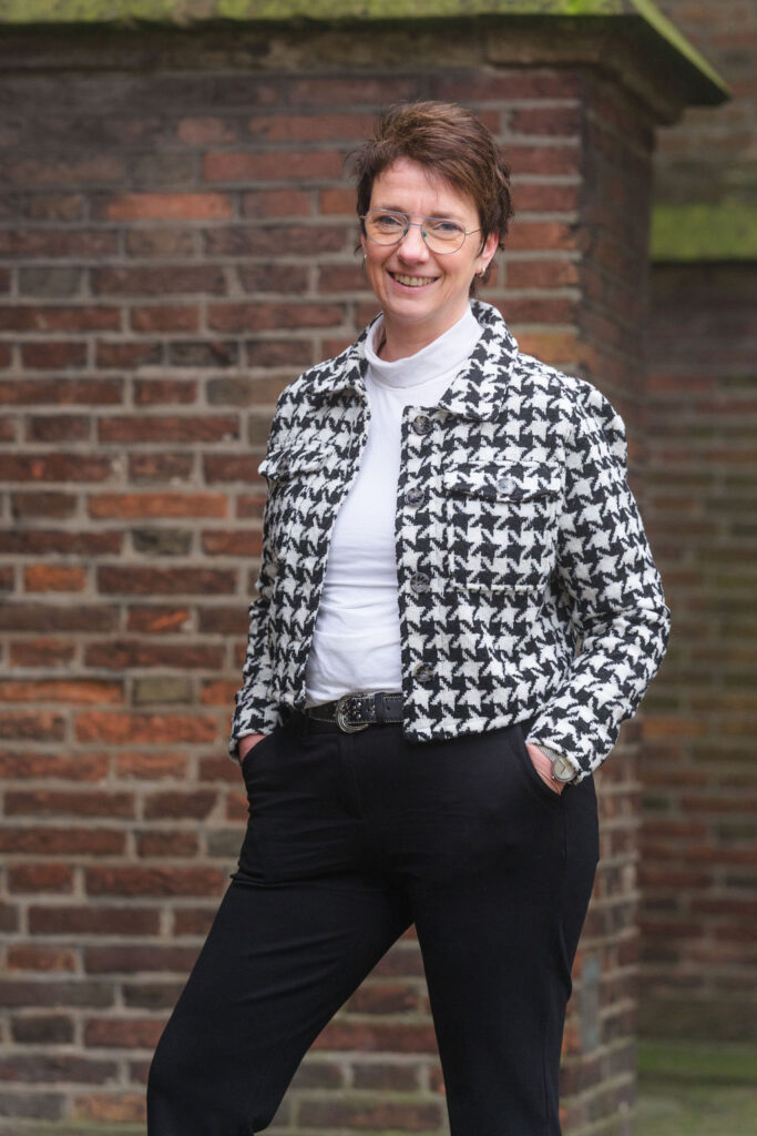 Miriam. Eigenaar Buro Boerkamp lachend. Inzetbaar als extern vertrrouwens persoon, interim-manager en biedt organisatie advies, LVV gecertificeerd