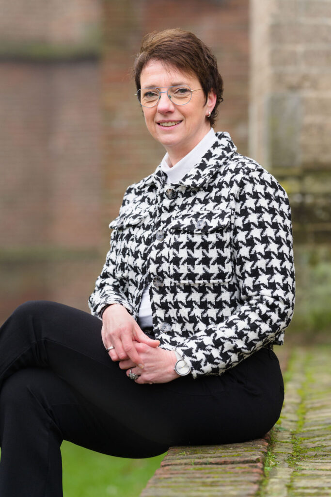 Miriam. Eigenaar Buro Boerkamp lachend. Inzetbaar als extern vertrrouwens persoon, interim-manager en biedt organisatie advies, LVV gecertificeerd