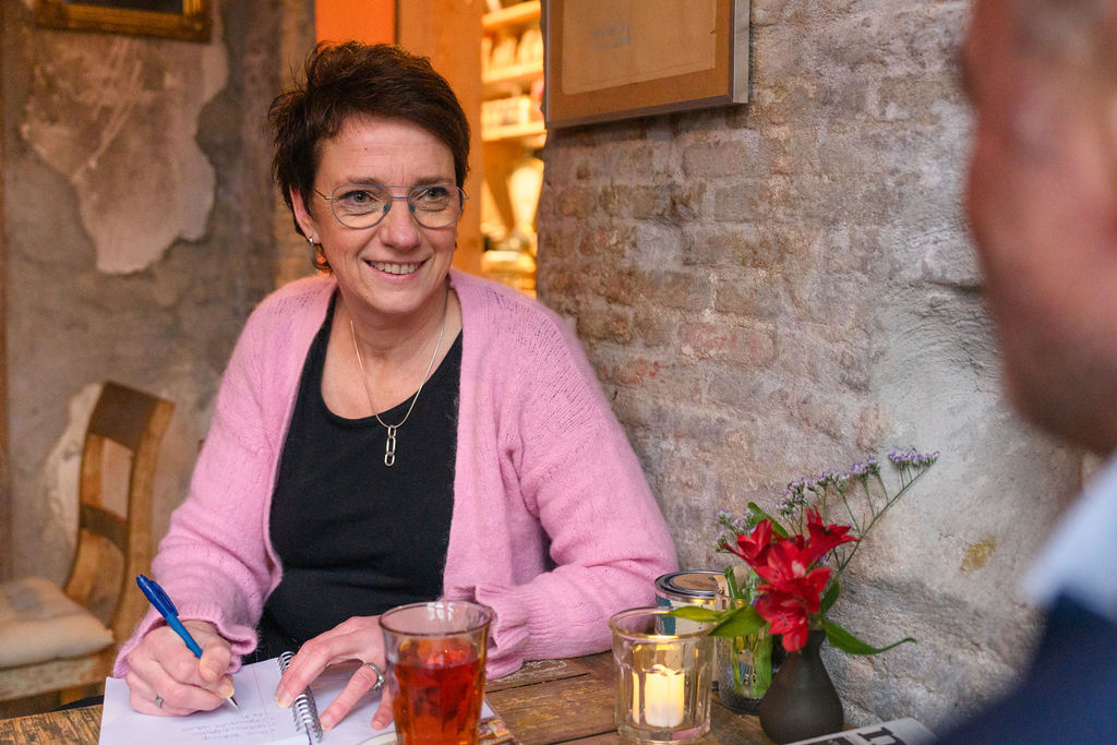 Miriam lachend in gesprek met een klant. Eigenaar Buro Boerkamp Extern vertrouwenspersoon, interim-manager, organisatie advies