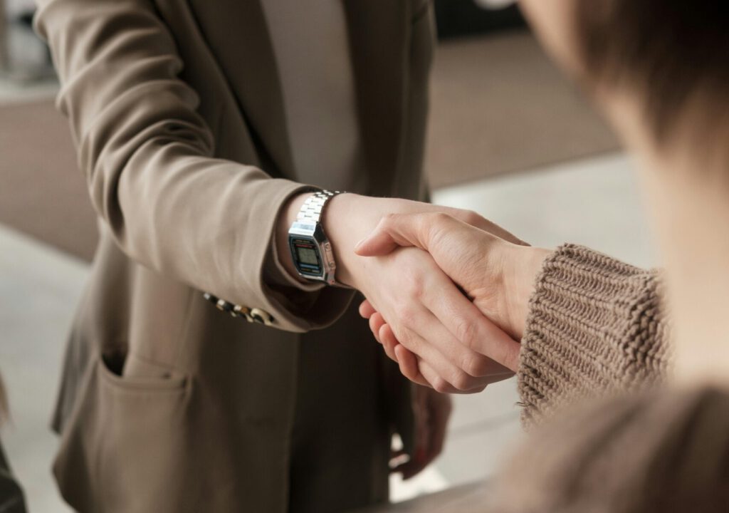 Hand schudden. Overeenkomst gesloten. Organisatie advies.